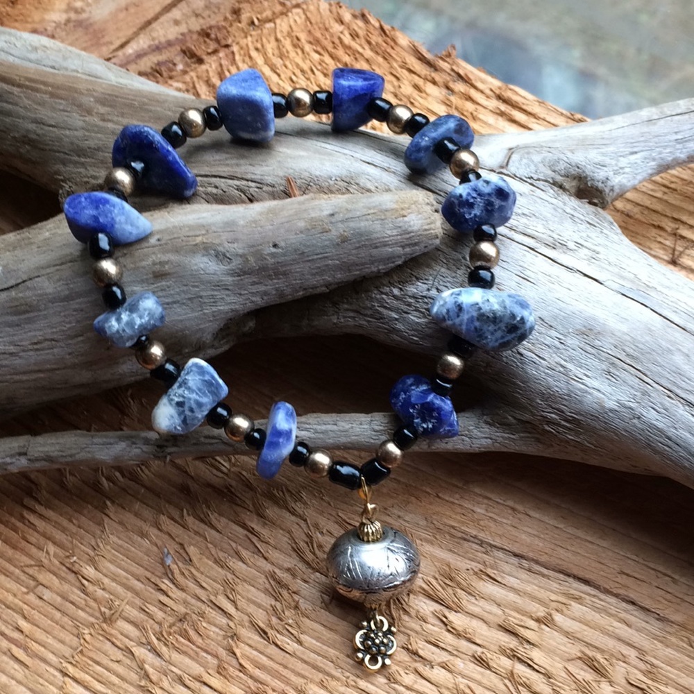 Handmade blue stone chip bracelet